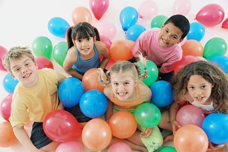 kids and balloons_full