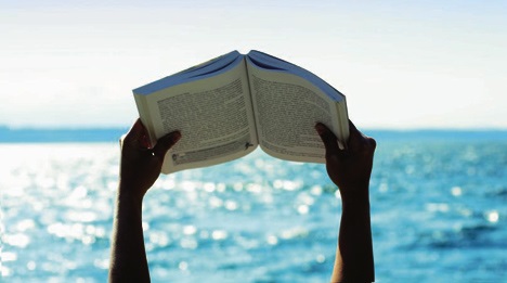 Relaxing by reading on the beach