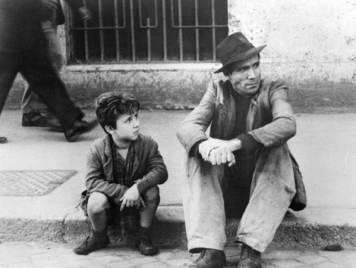 The Bicycle Thief (1948 Italy) aka Ladri di biciclette Directed by Vittorio De Sica Shown from left: Enzo Staiola (as Bruno), Lamberto Maggiorani (as Antonio Ricci)